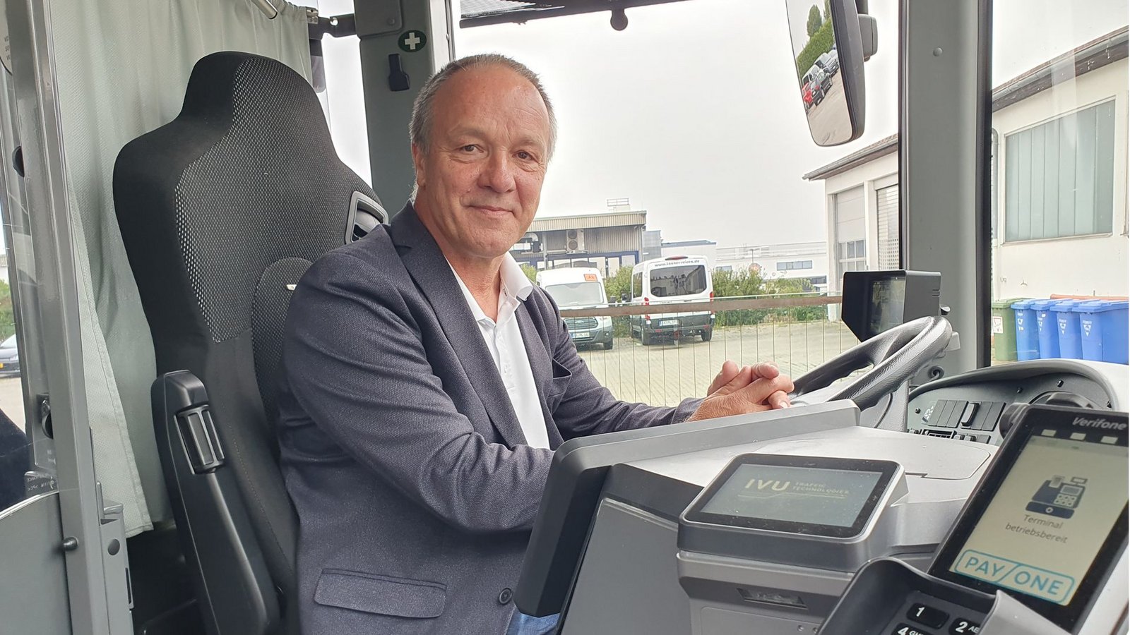 Auch Paul Launer lebt davon, dass er Bustickets verkauft. Dennoch würde er Schwarzfahrer nicht ins Gefängnis werfen.Foto: Eberhard Wein Auch Paul Launer lebt davon, dass er Bustickets verkauft. Dennoch würde er Schwarzfahrer nicht ins Gefängnis werfen.Foto: Eberhard Wein