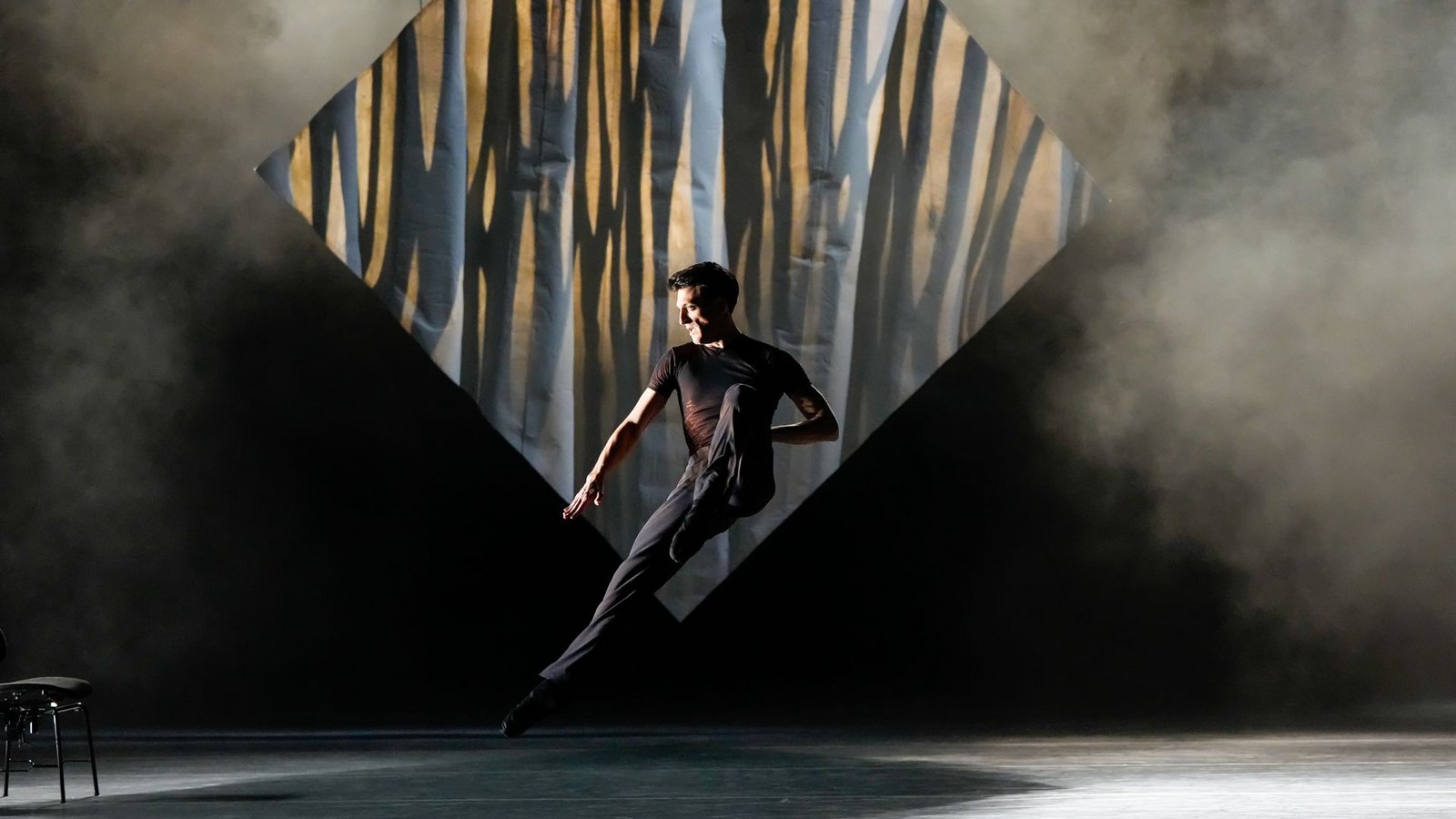 Tanz wird Linienspiel  – bei Fabio AdorisioFoto: © Roman Novitzky/Stuttgarter Ballett/© Roman Novitzky/Stuttgarter Ballett