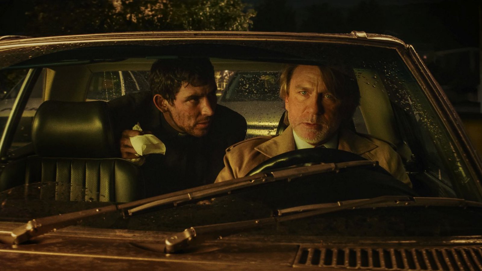 Josh O'Connor (l.) und Daniel Craig werden ab November in "Wake Up Dead Man" zu sehen sein, dem dritten Teil der Knives-Out-Reihe um Detektiv Benoit Blanc.Foto: Netflix Josh O'Connor (l.) und Daniel Craig werden ab November in "Wake Up Dead Man" zu sehen sein, dem dritten Teil der Knives-Out-Reihe um Detektiv Benoit Blanc.Foto: Netflix