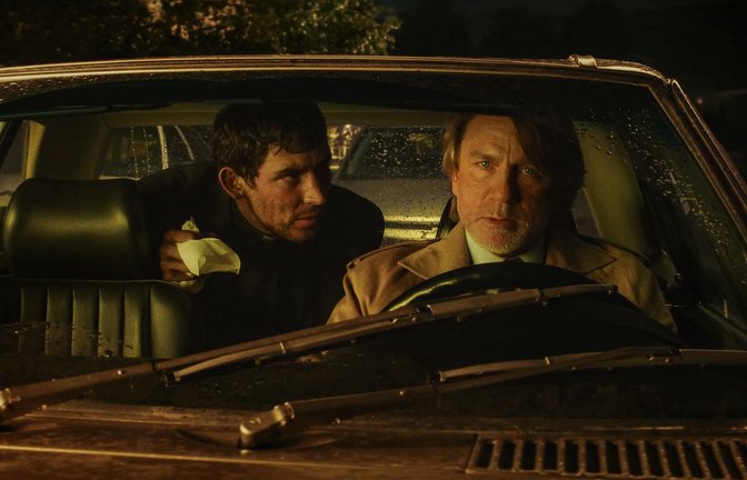 Josh O'Connor (l.) und Daniel Craig werden ab November in "Wake Up Dead Man" zu sehen sein, dem dritten Teil der Knives-Out-Reihe um Detektiv Benoit Blanc.<span class='image-autor'>Foto: Netflix</span>