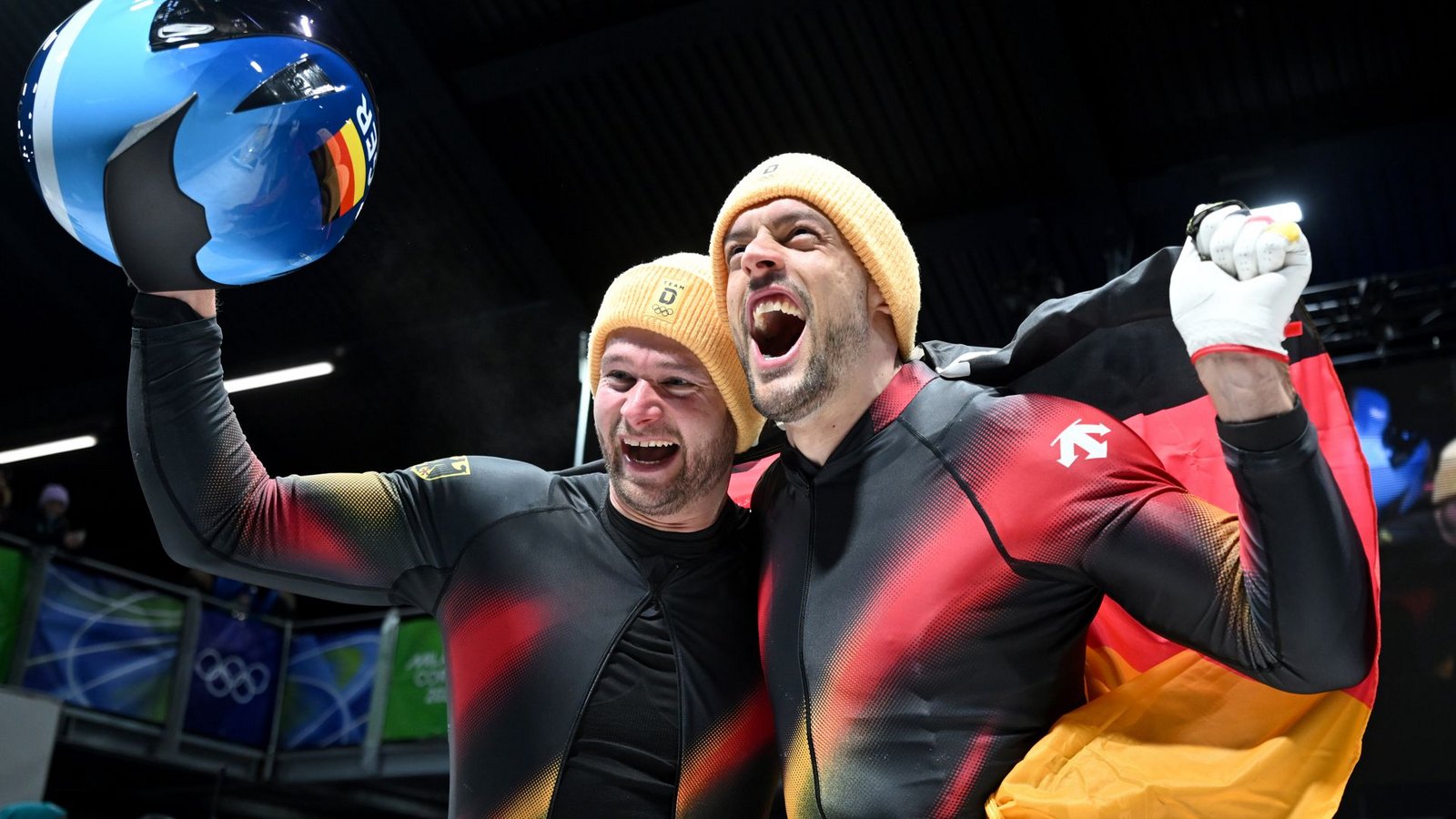 Johannes Lochner (li.) hat mit Georg Fleischhauer Gold im Zweierbob gewonnen.Foto: Robert Michael/dpa
