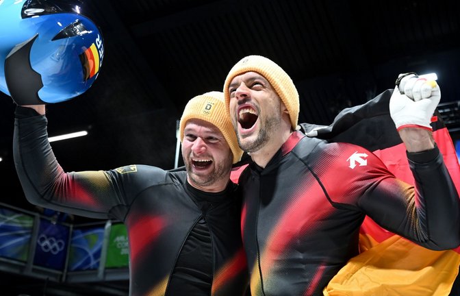 Johannes Lochner (li.) hat mit Georg Fleischhauer Gold im Zweierbob gewonnen.<span class='image-autor'>Foto: Robert Michael/dpa</span>
