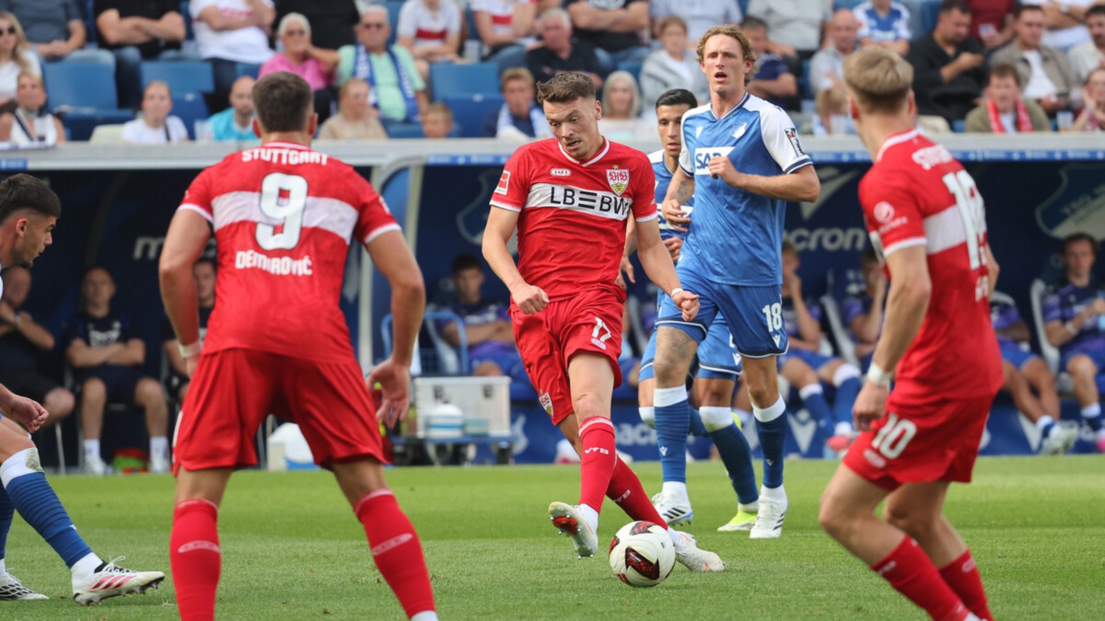 Ab nach vorne: der VfB-Angreifer Dzenan Pejcinovic (Mitte) versucht sich im Zusammenspiel mit Ermedin Demirovic (links) und Chris Führich.Foto: Baumann Ab nach vorne: der VfB-Angreifer Dzenan Pejcinovic (Mitte) versucht sich im Zusammenspiel mit Ermedin Demirovic (links) und Chris Führich.Foto: Baumann