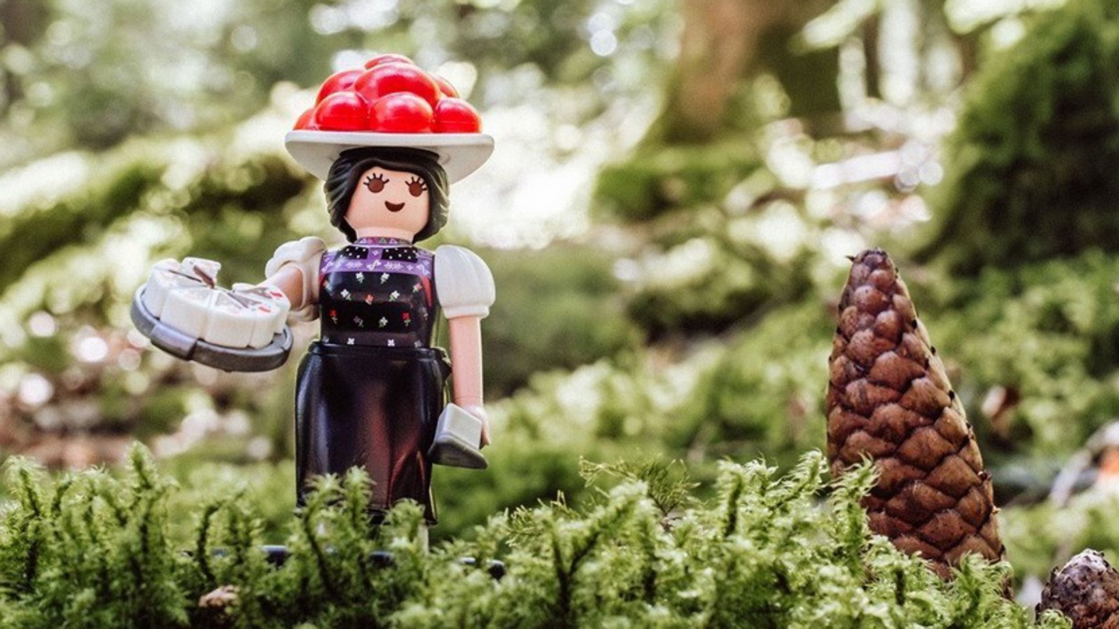 Die Sonderfigur von Playmobil trägt einen Bollenhut und präsentiert stolz eine Schwarzwälder Kirschtorte.Foto: Baiersbronn Touristik / Max Günter Die Sonderfigur von Playmobil trägt einen Bollenhut und präsentiert stolz eine Schwarzwälder Kirschtorte.Foto: Baiersbronn Touristik / Max Günter