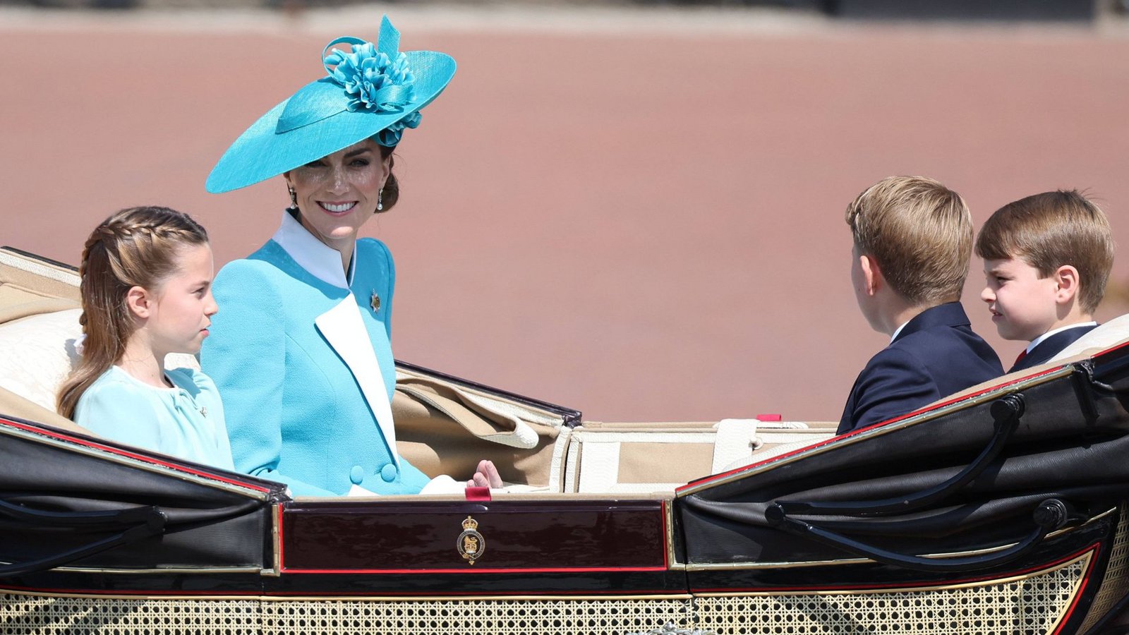 Juni: Türkis, Aquamarin, Cyan? Welche Farbe Prinzessin Kate bei „Trooping the Colour“,  der Geburtstagsparade für König Charles III. genau trägt, darüber könnte man streiten. Dass sie in dem Catherine-Walker-Mantelkleid mit blütenweißen Aufschlägen frisch und adrett aussieht, darüber nicht. Und dass sie ihr Outfit auf das Kleid von Prinzessin Charlotte abgestimmt hat – that’s everything, wie die Briten sagen würden.Foto: IMAGO/i Images
