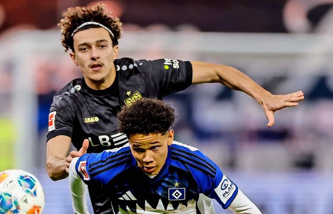 Eine Szene aus dem Hinspiel zwischen dem HSV und VfB Stuttgart vom 30. November 2025:  Alexander Rossing-Lelesiit wird von VfB-Mann Ameen Al-Dakhil verfolgt.<span class='image-autor'>Foto: /P. Szyza</span>