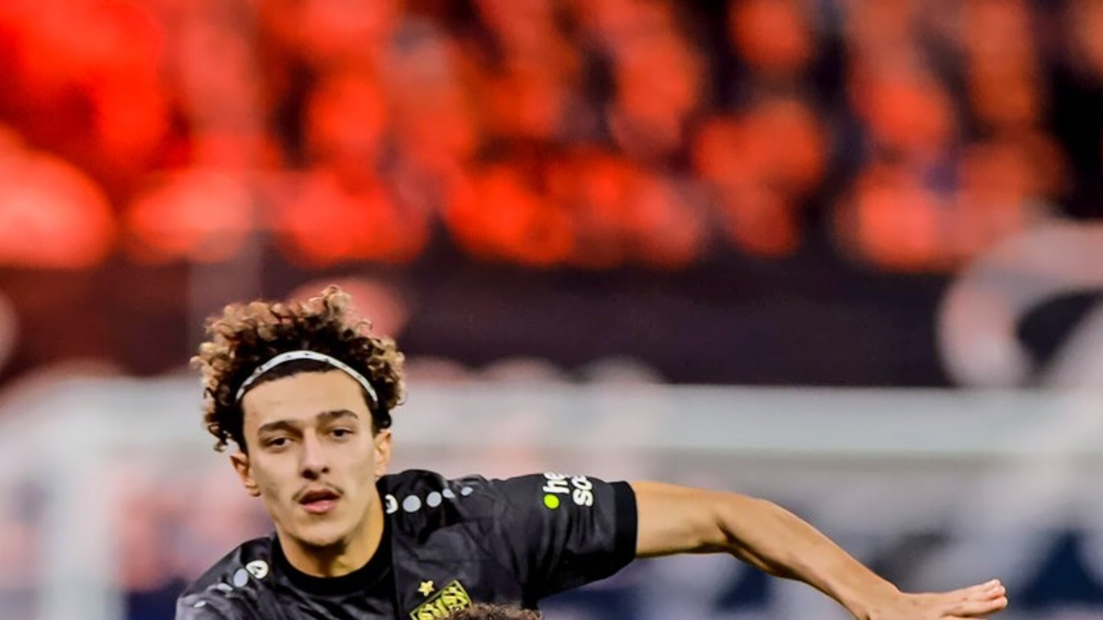 Eine Szene aus dem Hinspiel zwischen dem HSV und VfB Stuttgart vom 30. November 2025:  Alexander Rossing-Lelesiit wird von VfB-Mann Ameen Al-Dakhil verfolgt.Foto: /P. Szyza