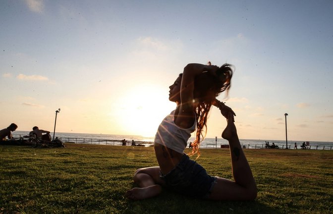 Strandleben in Tel Aviv:  „Das Leben geht weiter, was soll man machen“, sagen sich viele Familien.<span class='image-autor'>Foto: /IMAGO/SAEEDQAQ</span>