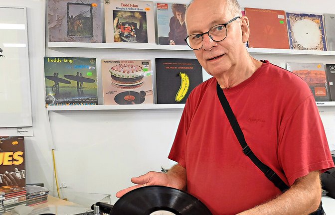 Arnold Maiwald an der Schallplattenwaschmaschine.<span class='image-autor'>Foto: Iris Frey</span>