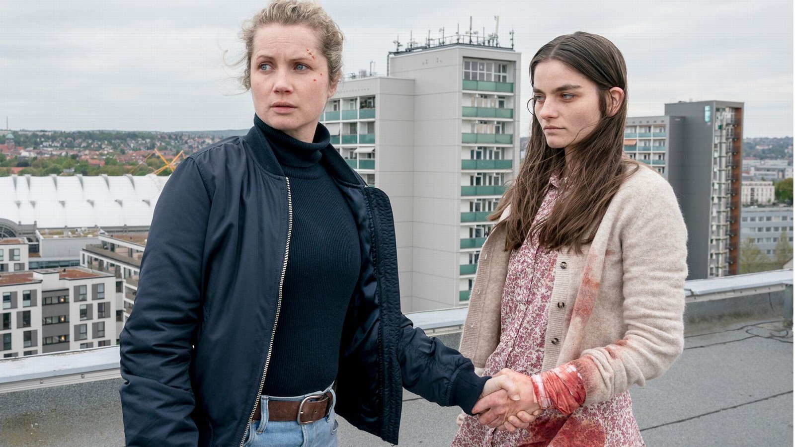 Leonie Winkler (Cornelia Gröschel) glaubt Amanda (Emilie Neumeister), obwohl sie sich dabei auf ihr Bauchgefühl verlässt.Foto: MDR/MadeFor/Steffen Junghans