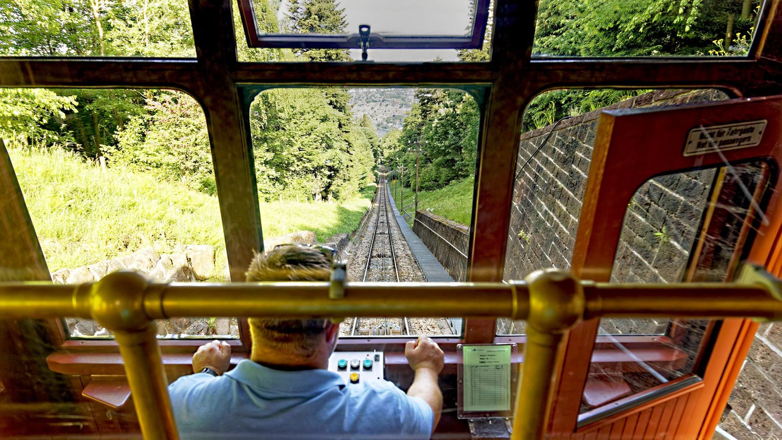 In der Heidelberger Bergbahn geht es steil bergab.Foto: imago//imageBROKER/Norbert Probst In der Heidelberger Bergbahn geht es steil bergab.Foto: imago//imageBROKER/Norbert Probst