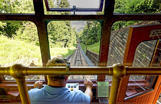 In der Heidelberger Bergbahn geht es steil bergab.<span class='image-autor'>Foto: imago//imageBROKER/Norbert Probst</span>