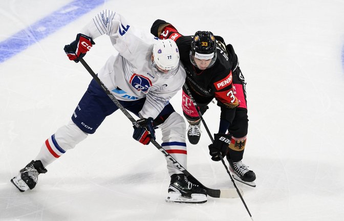 Die DEB-Auswahl um NHL-Profi JJ Peterka (r) musste sich Frankreich geschlagen geben.<span class='image-autor'>Foto: Swen Pförtner/dpa</span>