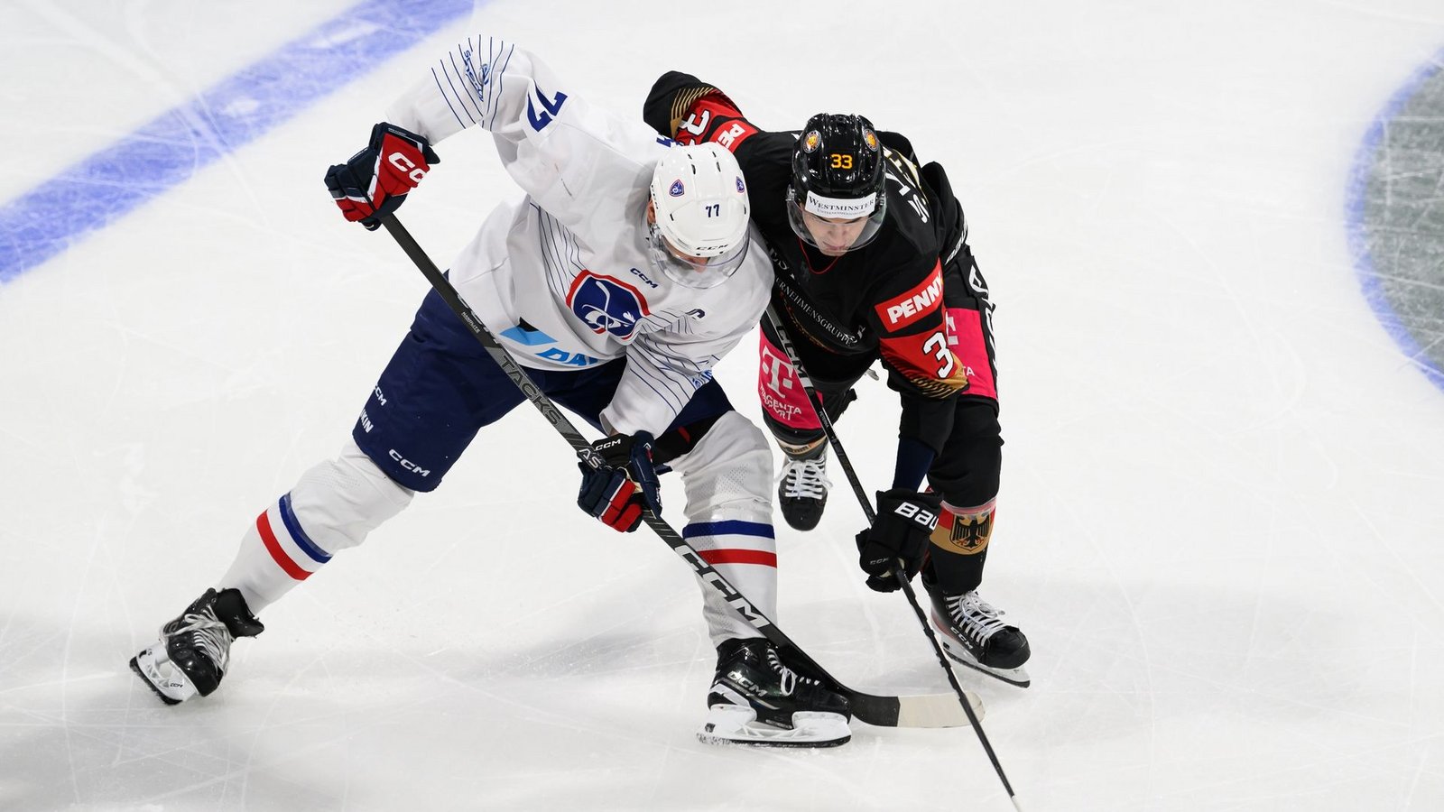 Die DEB-Auswahl um NHL-Profi JJ Peterka (r) musste sich Frankreich geschlagen geben.Foto: Swen Pförtner/dpa