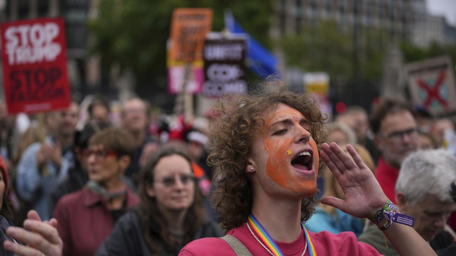 Aktivisten der «Stop Trump Coalition» nehmen an einer Demonstration gegen den Staatsbesuch von US-Präsident Trump teil.Foto: Kin Cheung/AP/dpa/Kin Cheung Aktivisten der «Stop Trump Coalition» nehmen an einer Demonstration gegen den Staatsbesuch von US-Präsident Trump teil.Foto: Kin Cheung/AP/dpa/Kin Cheung
