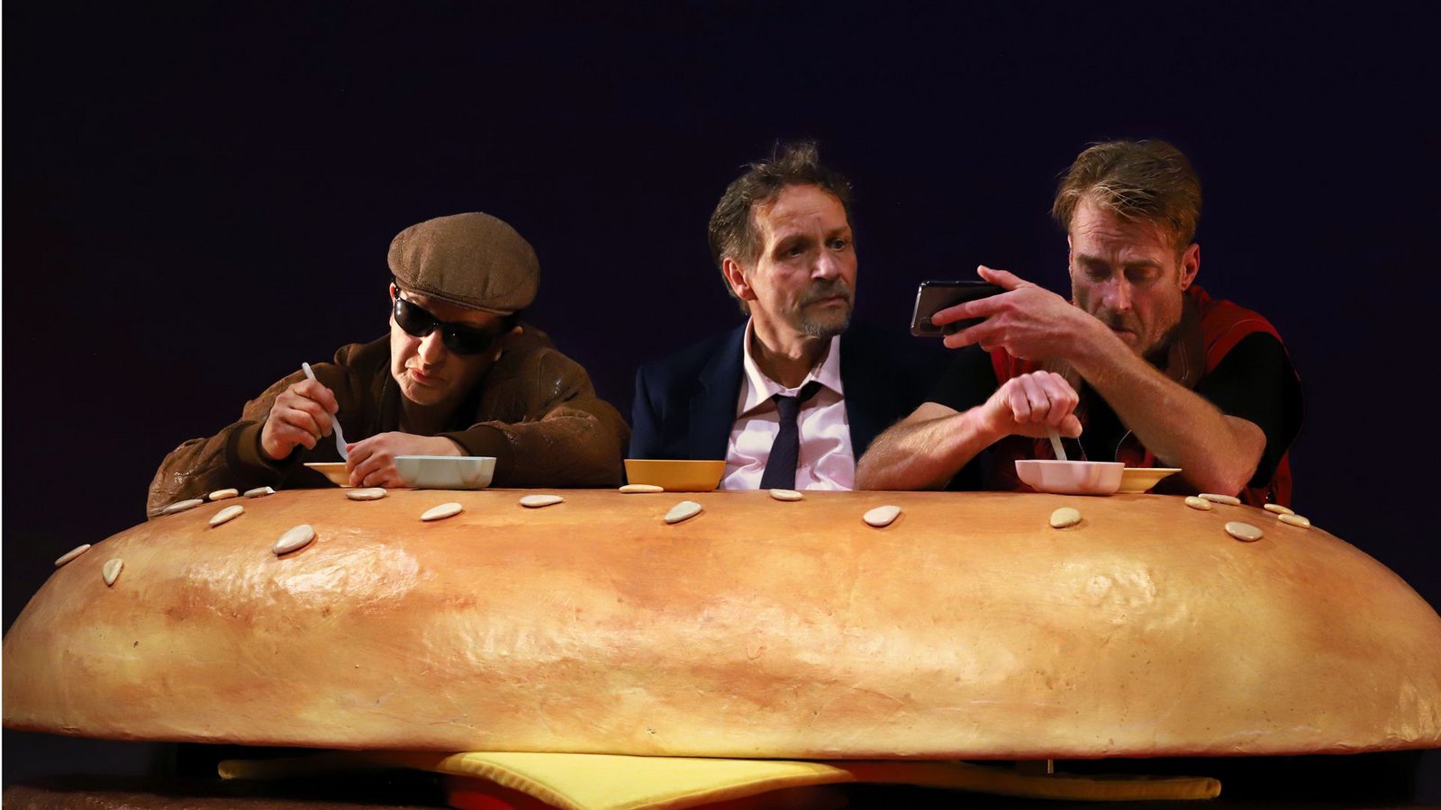 Drei Schauspielende in insgesamt 17 Rollen: Schirin Brendel, Stefan Maaß und Andreas Petri (v.l.)Foto: Forum Theater/Sabine Haymann Drei Schauspielende in insgesamt 17 Rollen: Schirin Brendel, Stefan Maaß und Andreas Petri (v.l.)Foto: Forum Theater/Sabine Haymann