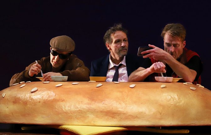 Drei Schauspielende in insgesamt 17 Rollen: Schirin Brendel, Stefan Maaß und Andreas Petri (v.l.)<span class='image-autor'>Foto: Forum Theater/Sabine Haymann</span>