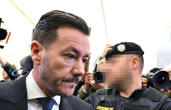 Der Angeklagte René Benko verlässt nach der Urteilsverkündung am zweiten Verhandlungstag das Landesgericht.<span class='image-autor'>Foto: Barbara Gindl/APA/dpa</span>