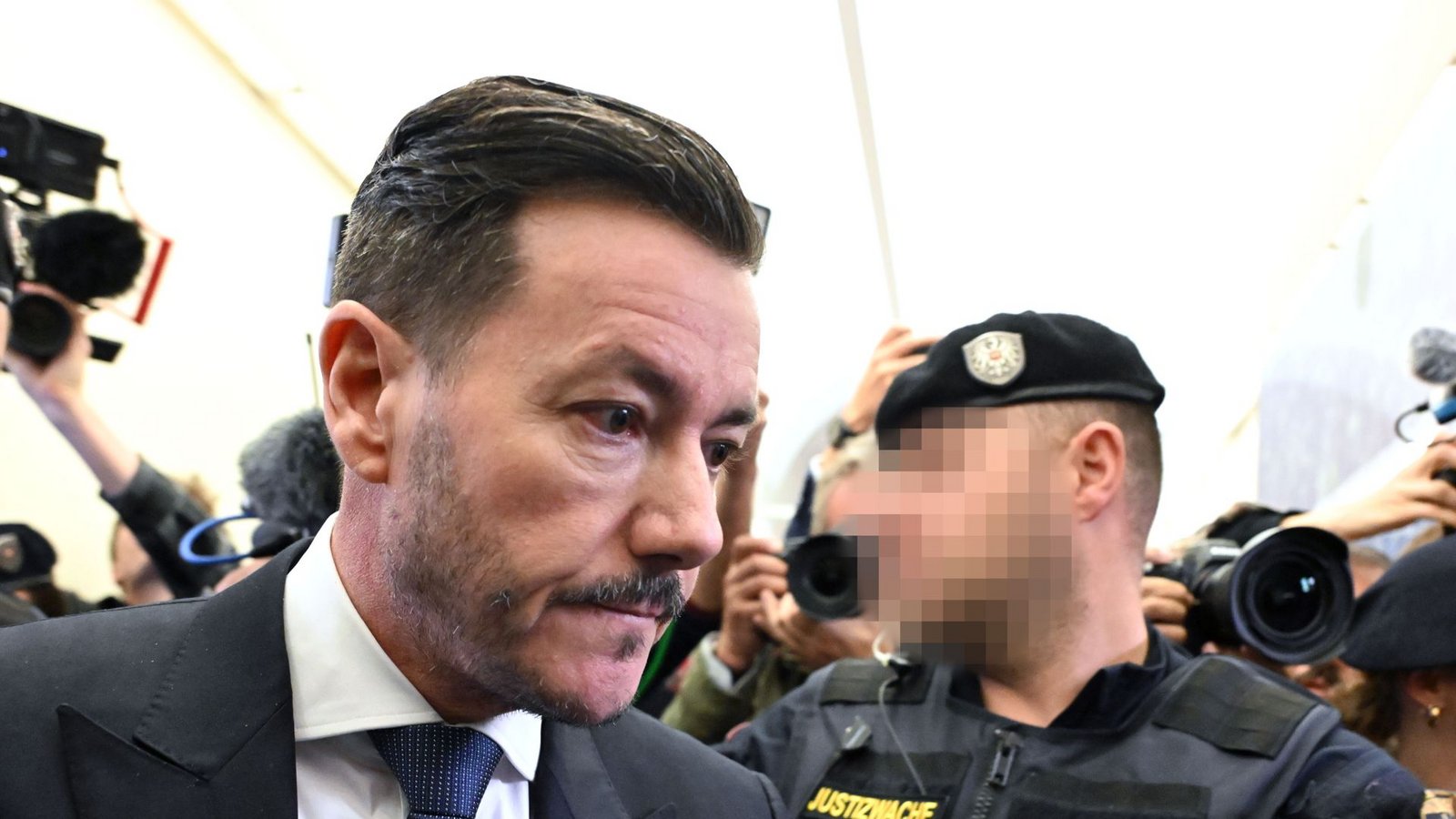 Der Angeklagte René Benko verlässt nach der Urteilsverkündung am zweiten Verhandlungstag das Landesgericht.Foto: Barbara Gindl/APA/dpa