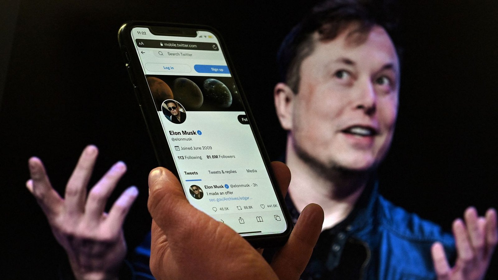 Jetzt also doch: Elon Musk will Twitter kaufen.Foto: AFP/OLIVIER DOULIERY