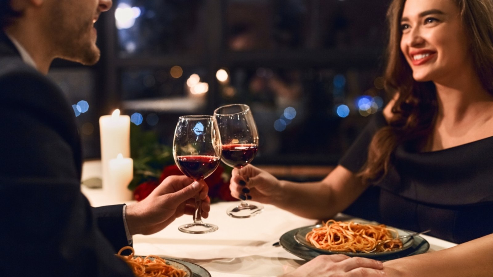 Früher gab es im Restaurant für Frauen spezielle "Damenkarten".Foto: Prostock-studio/Shutterstock Früher gab es im Restaurant für Frauen spezielle "Damenkarten".Foto: Prostock-studio/Shutterstock