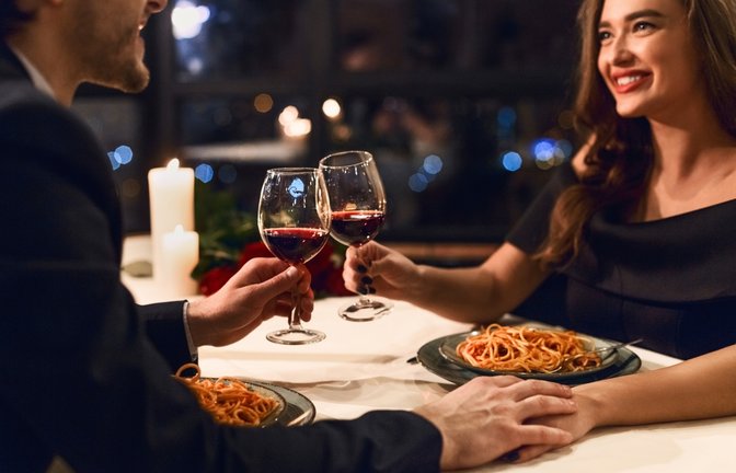 Früher gab es im Restaurant für Frauen spezielle "Damenkarten".<span class='image-autor'>Foto: Prostock-studio/Shutterstock</span>