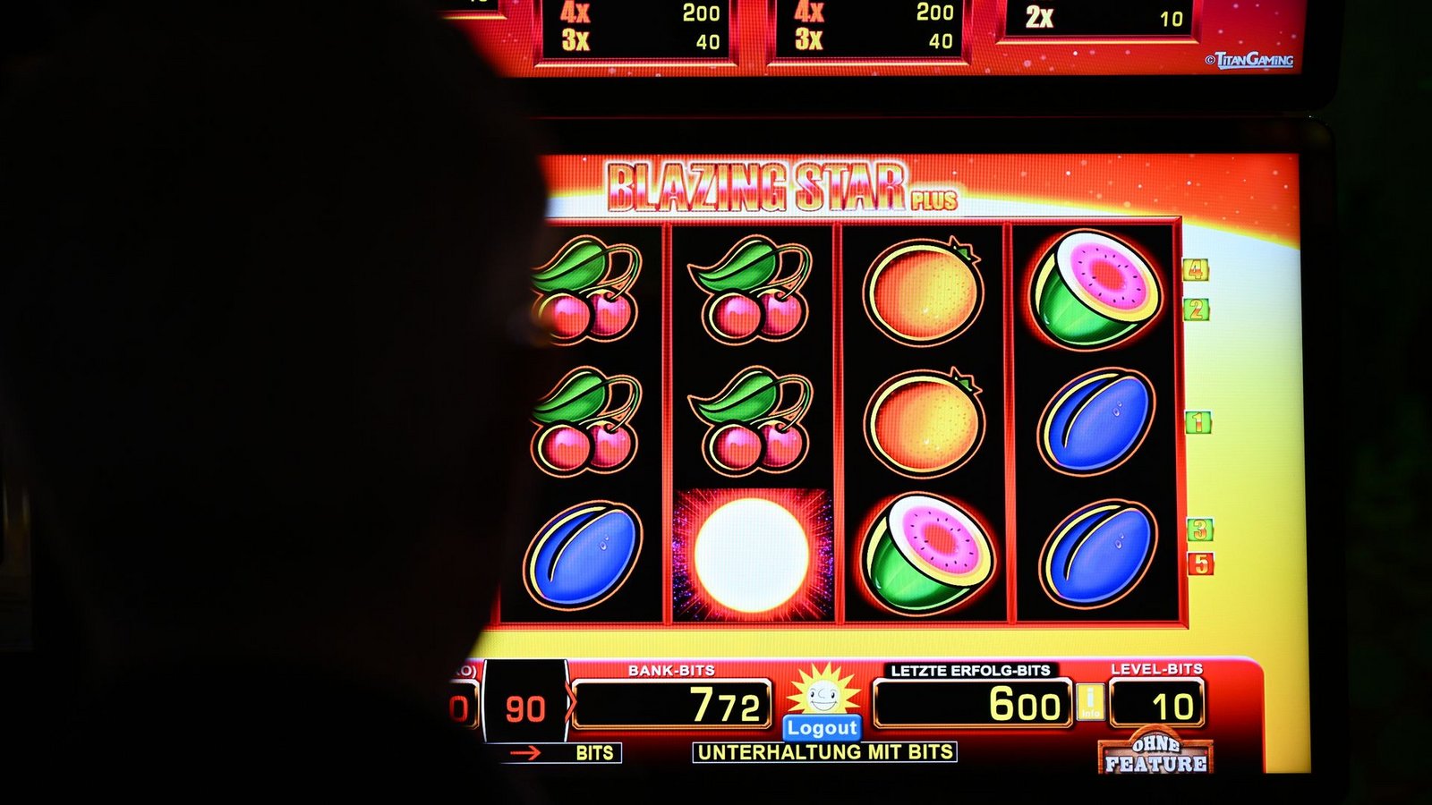 Pech gehabt: Es sind nur zwei Kirschen in einer Reihe, das reicht nicht für einen Gewinn. Szene aus einer Spielothek in Deutschland.Foto: Wolf von Dewitz/dpa