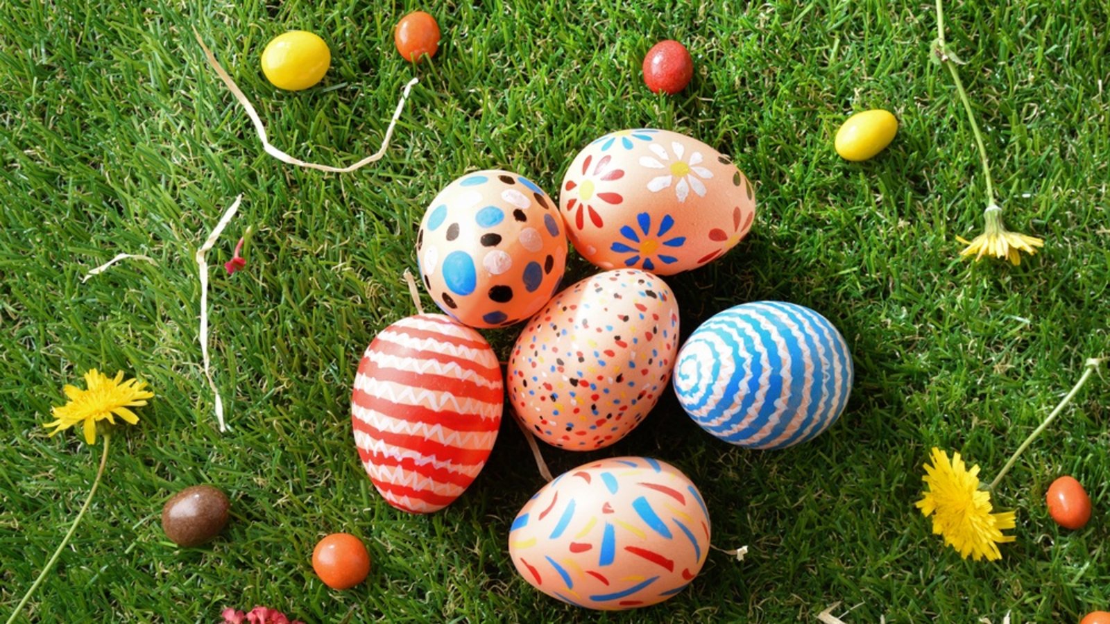 Bunt gefärbte oder bemalte Ostereier gehören für viele einfach zum Osterfest dazu.Foto: Davizro Photography/ Shutterstock Bunt gefärbte oder bemalte Ostereier gehören für viele einfach zum Osterfest dazu.Foto: Davizro Photography/ Shutterstock