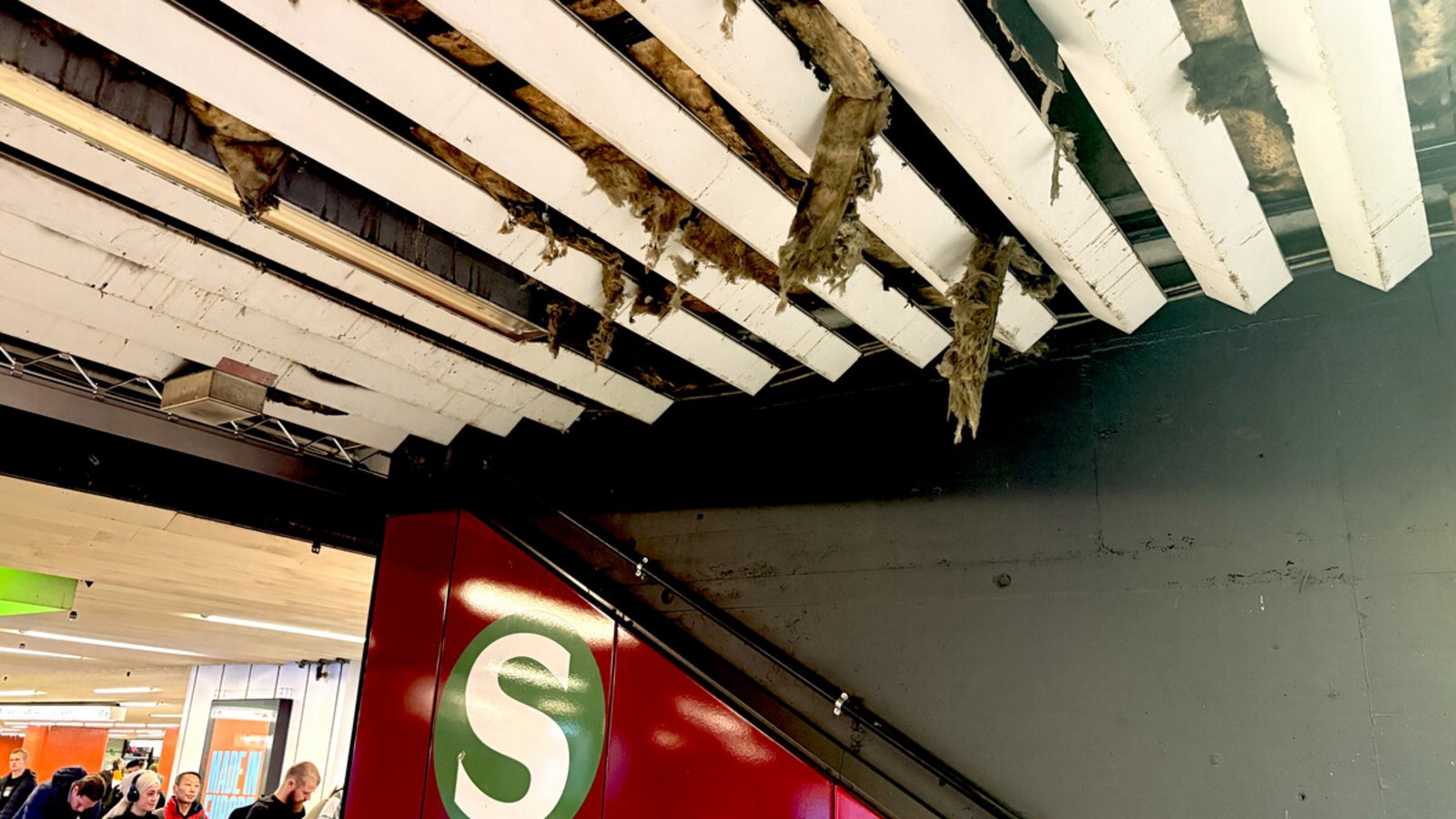 So sieht die Decke über dem Abgang zur S-Bahn in der Klett-Passage aus.Foto: Milankovic