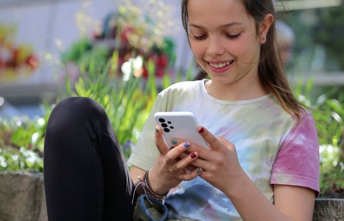 Smartphone in Kinderhand: ein riskantes Spielzeug.<span class='image-autor'>Foto: Mascha Brichta/dpa</span>