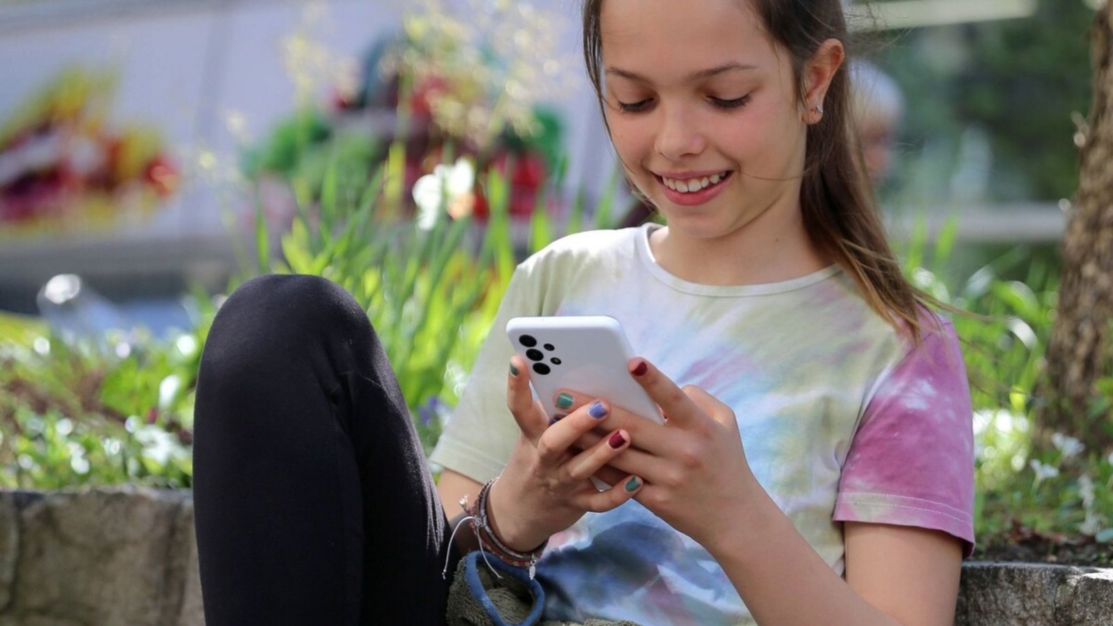 Smartphone in Kinderhand: ein riskantes Spielzeug.Foto: Mascha Brichta/dpa