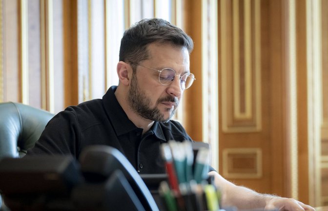 Das Bild zeigt ein Telefonat des ukrainischen Präsidenten Wolodymyr Selenskyj mit Bundeskanzler Friedrich Merz. (Archivbild)<span class='image-autor'>Foto: IMAGO/ZUMA Press Wire/IMAGO/Ukraine Presidency/Ukrainian Pre</span>