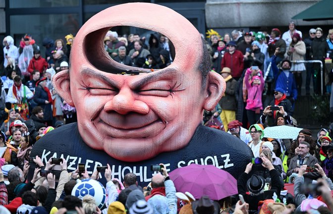 Der Mottowagen, der Kanzler Scholz als „Kanzler Hohlaf Scholz“ darstellt, fährt im Rosenmontagszug an den Karnevalisten in Düsseldorf vorbei.<span class='image-autor'>Foto: dpa/Federico Gambarini</span>