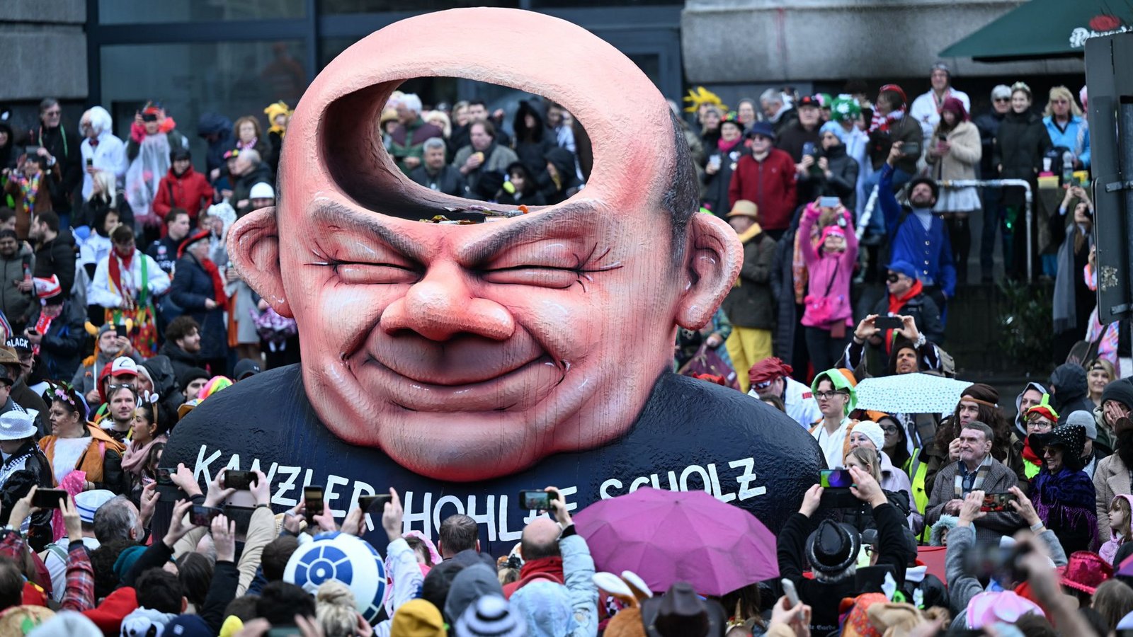 Der Mottowagen, der Kanzler Scholz als „Kanzler Hohlaf Scholz“ darstellt, fährt im Rosenmontagszug an den Karnevalisten in Düsseldorf vorbei.Foto: dpa/Federico Gambarini Der Mottowagen, der Kanzler Scholz als „Kanzler Hohlaf Scholz“ darstellt, fährt im Rosenmontagszug an den Karnevalisten in Düsseldorf vorbei.Foto: dpa/Federico Gambarini