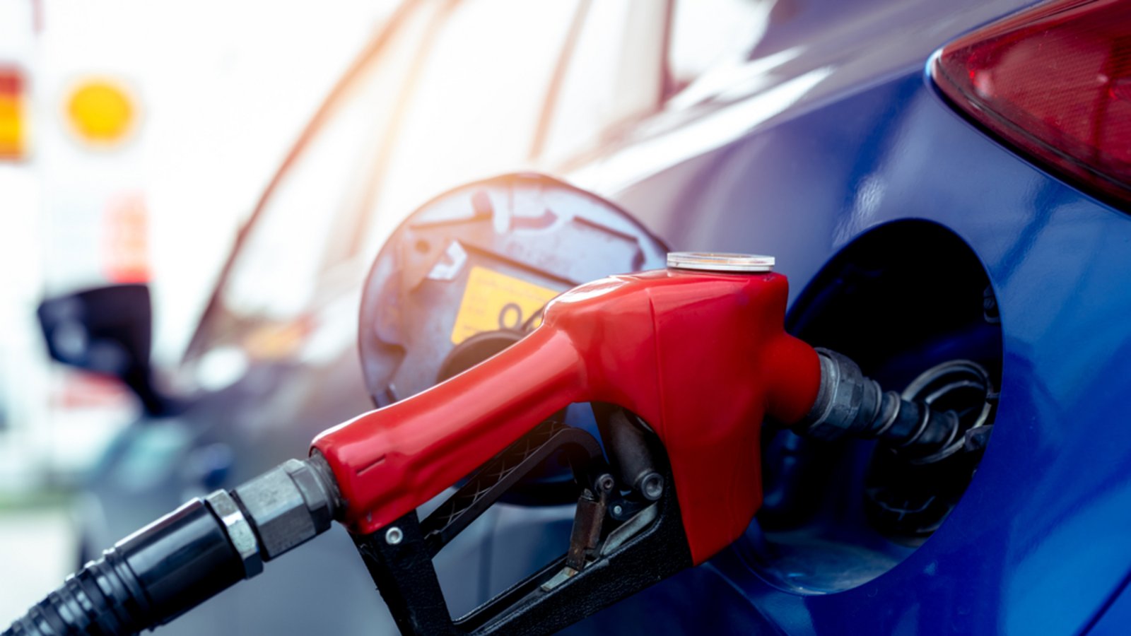 Wer aktuell tanken geht, merkt schnell, dass die Kraftstoffpreise stark gestiegen sind. Aber warum ist das so?Foto: Fahroni / Shutterstock.com Wer aktuell tanken geht, merkt schnell, dass die Kraftstoffpreise stark gestiegen sind. Aber warum ist das so?Foto: Fahroni / Shutterstock.com