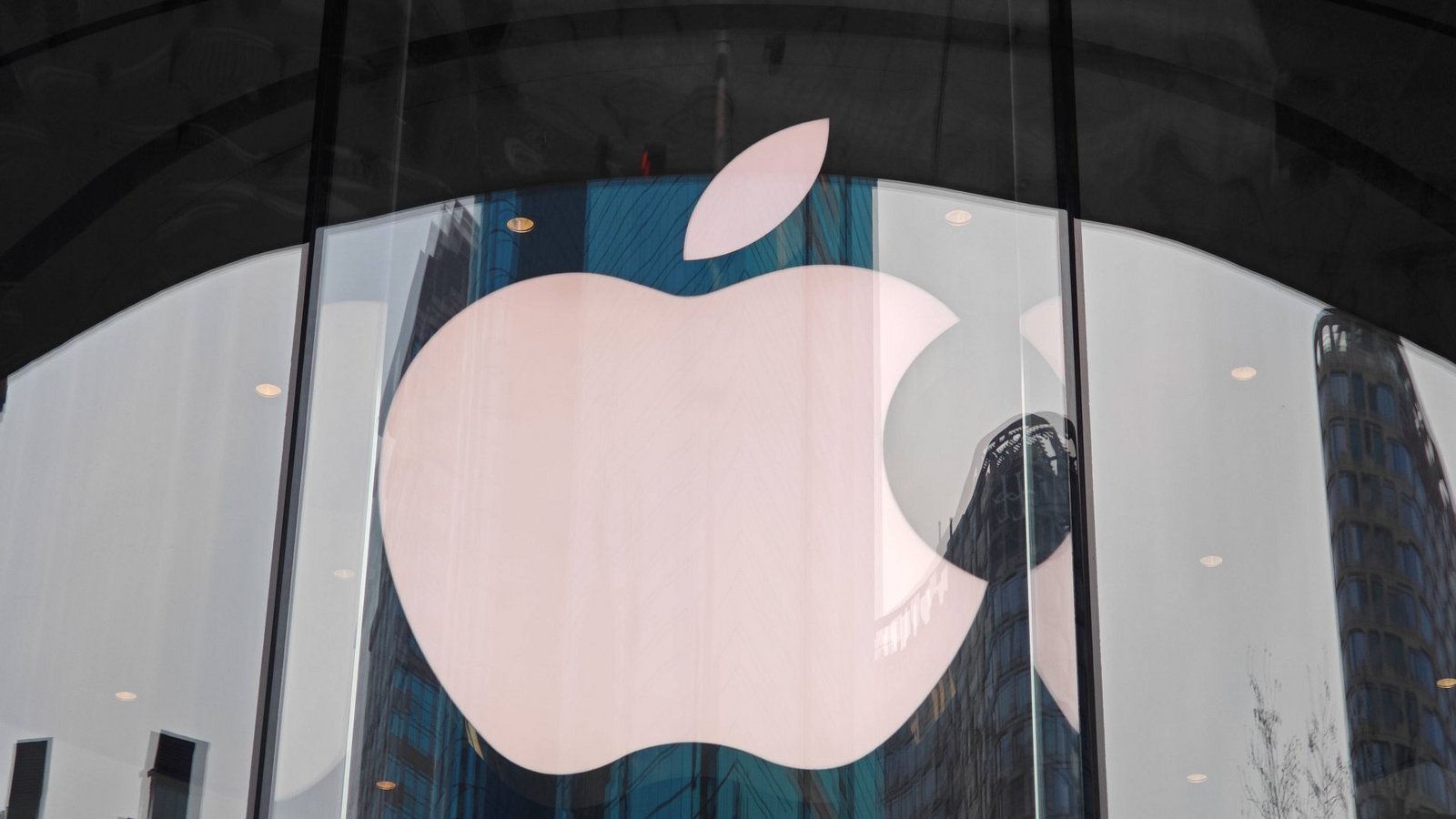 Logo von Apple: Schlechtere iPhone-Verkäufe haben den Umsatz von Apple im vergangenen Quartal gedrückt (Archivfoto).Foto: IMAGO/NurPhoto/IMAGO/CFOTO