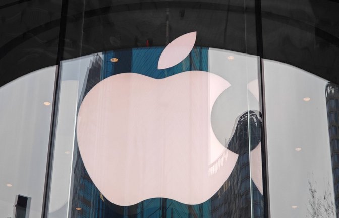 Logo von Apple: Schlechtere iPhone-Verkäufe haben den Umsatz von Apple im vergangenen Quartal gedrückt (Archivfoto).<span class='image-autor'>Foto: IMAGO/NurPhoto/IMAGO/CFOTO</span>