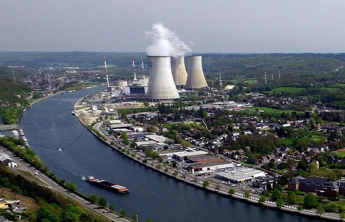 Die Meiler sollen länger laufen, als bisher geplant: das belgische Atomkraftwerk Tihange.<span class='image-autor'>Foto: Eric Lalmand/belga/dpa/Eric Lalmand</span>