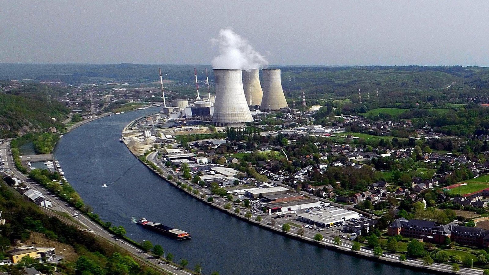 Die Meiler sollen länger laufen, als bisher geplant: das belgische Atomkraftwerk Tihange.Foto: Eric Lalmand/belga/dpa/Eric Lalmand
