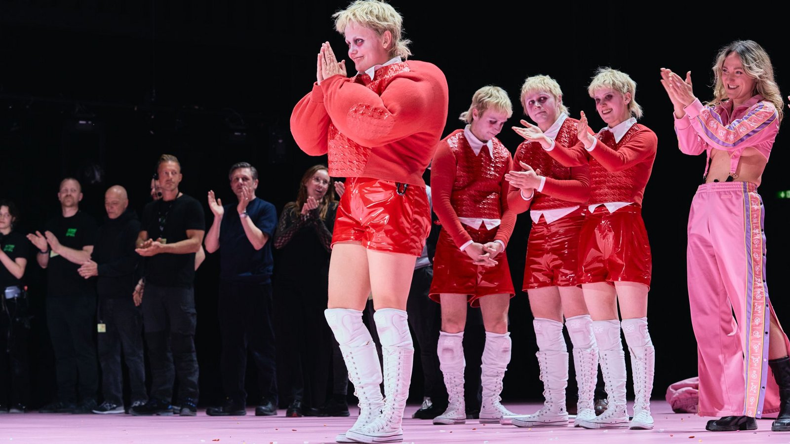 Applaus für Paulina Alpen beim Berliner Theatertreffen: Für ihre Rolle in der Stuttgarter Produktion „Die Welt im Rücken“ erhält sie zum Finale den Alfred-Kerr-Preis.Foto: Fabian Schellhorn/Berliner Festspiele Applaus für Paulina Alpen beim Berliner Theatertreffen: Für ihre Rolle in der Stuttgarter Produktion „Die Welt im Rücken“ erhält sie zum Finale den Alfred-Kerr-Preis.Foto: Fabian Schellhorn/Berliner Festspiele