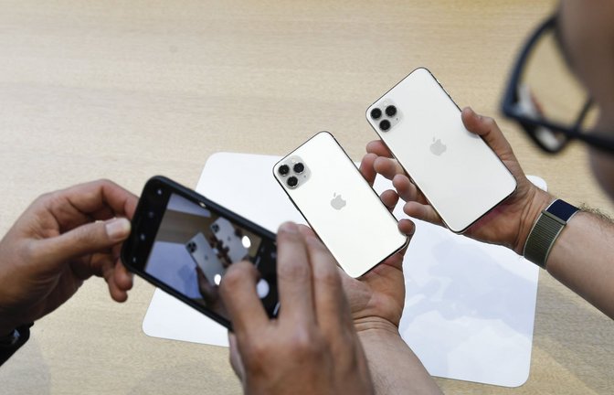 Gerade hochwertige Handys in gutem Zustand – etwa iPhones – lassen sich gut an Plattformen verkaufen.<span class='image-autor'>Foto: dpa</span>