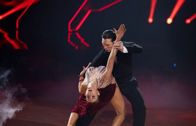 Anna-Carina Woitschack holte mit Partner Evgeny Vinokurov gleich mit dem ersten Tanz des Abends die volle Punktzahl.<span class='image-autor'>Foto: Rolf Vennenbernd/dpa</span>