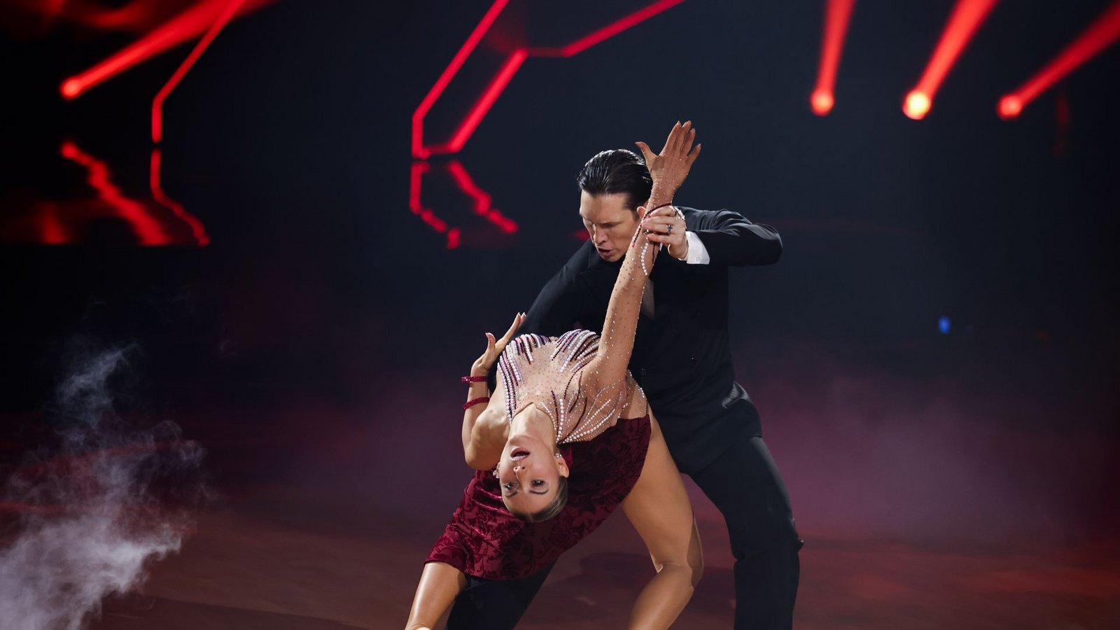 Anna-Carina Woitschack holte mit Partner Evgeny Vinokurov gleich mit dem ersten Tanz des Abends die volle Punktzahl.Foto: Rolf Vennenbernd/dpa