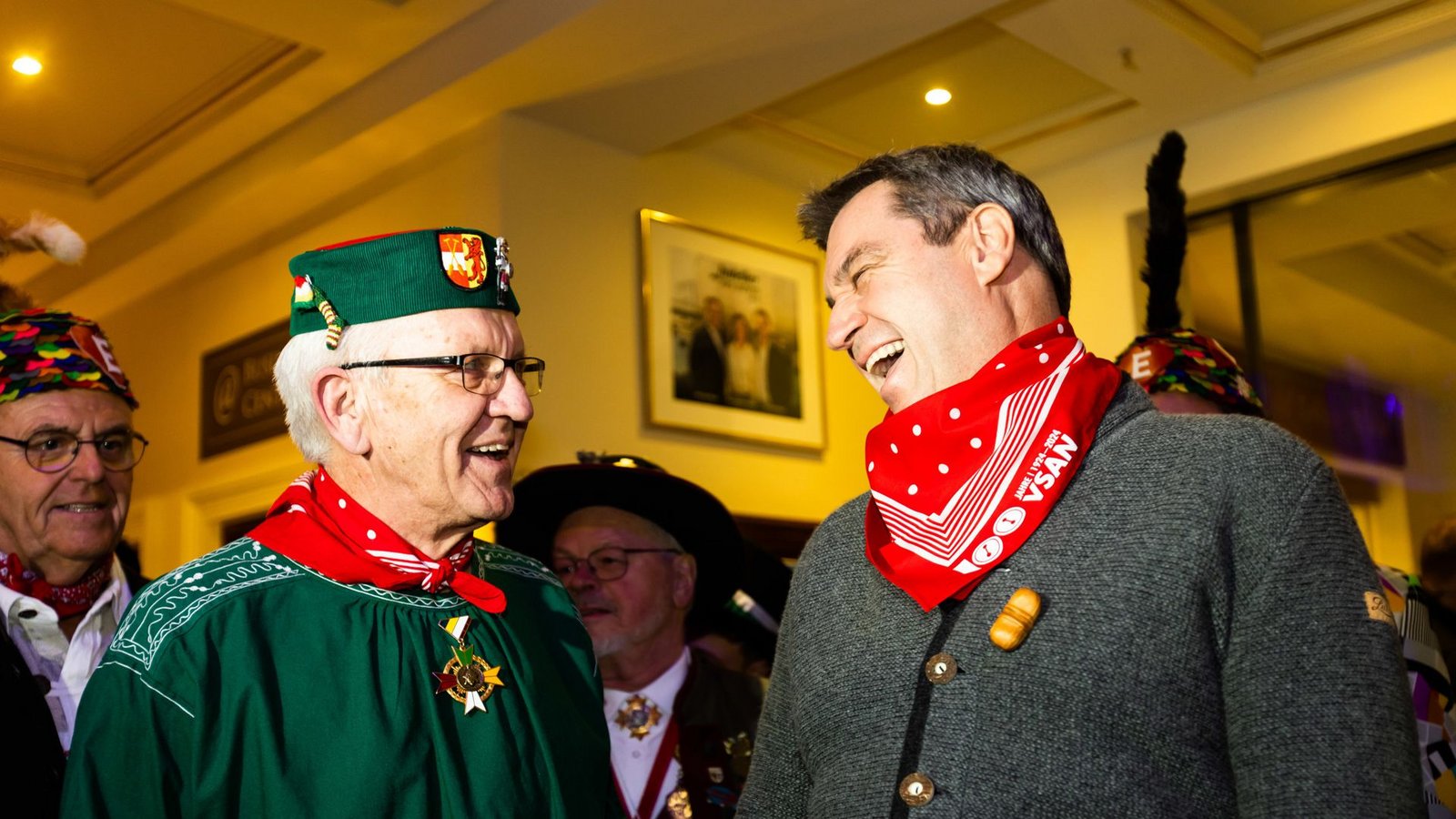 Der grüne Winfried Kretschmann hat dem schwarzen Markus Söder die Narrenschelle verliehen.Foto: dpa/Philipp von Ditfurth Der grüne Winfried Kretschmann hat dem schwarzen Markus Söder die Narrenschelle verliehen.Foto: dpa/Philipp von Ditfurth