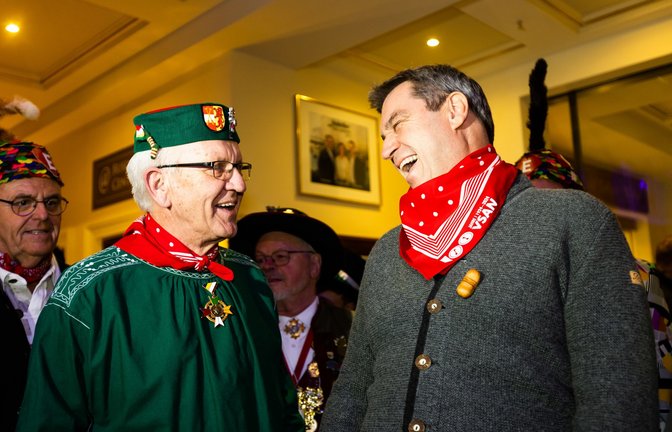 Der grüne Winfried Kretschmann hat dem schwarzen Markus Söder die Narrenschelle verliehen.<span class='image-autor'>Foto: dpa/Philipp von Ditfurth</span>