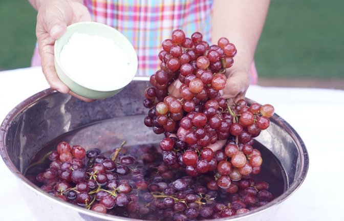 Sollte man das Obst mit Natron waschen?<span class='image-autor'>Foto: tawanroong / shutterstock.com</span>