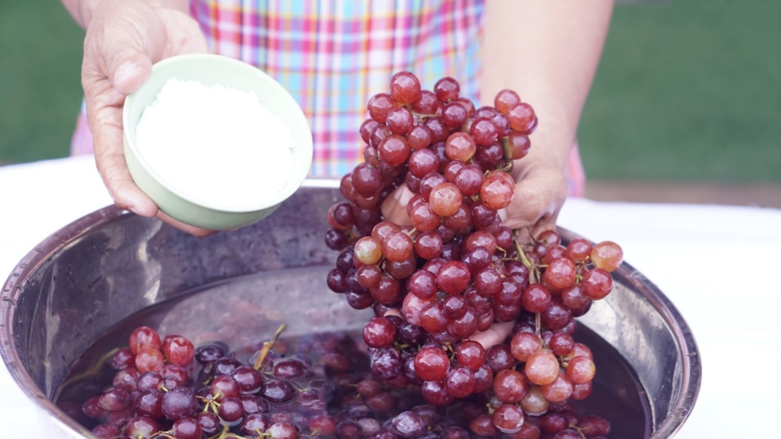 Sollte man das Obst mit Natron waschen?Foto: tawanroong / shutterstock.com Sollte man das Obst mit Natron waschen?Foto: tawanroong / shutterstock.com