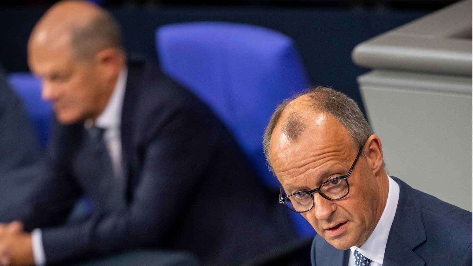 Zwei Kontrahenten, die jetzt – zumindest übergangsweise – auch zusammenarbeiten sollten: Kanzler Olaf Scholz (SPD) und Oppositionsführer Friedrich Merz (CDU).Foto: dpa/Michael Kappeler Zwei Kontrahenten, die jetzt – zumindest übergangsweise – auch zusammenarbeiten sollten: Kanzler Olaf Scholz (SPD) und Oppositionsführer Friedrich Merz (CDU).Foto: dpa/Michael Kappeler