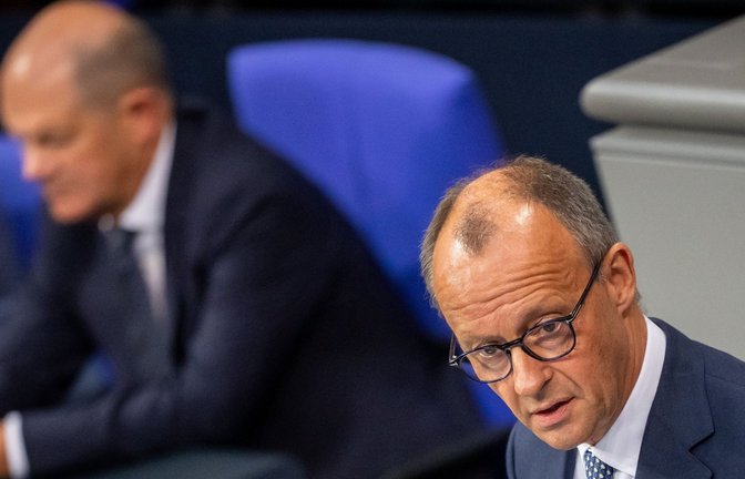 Zwei Kontrahenten, die jetzt – zumindest übergangsweise – auch zusammenarbeiten sollten: Kanzler Olaf Scholz (SPD) und Oppositionsführer Friedrich Merz (CDU).<span class='image-autor'>Foto: dpa/Michael Kappeler</span>