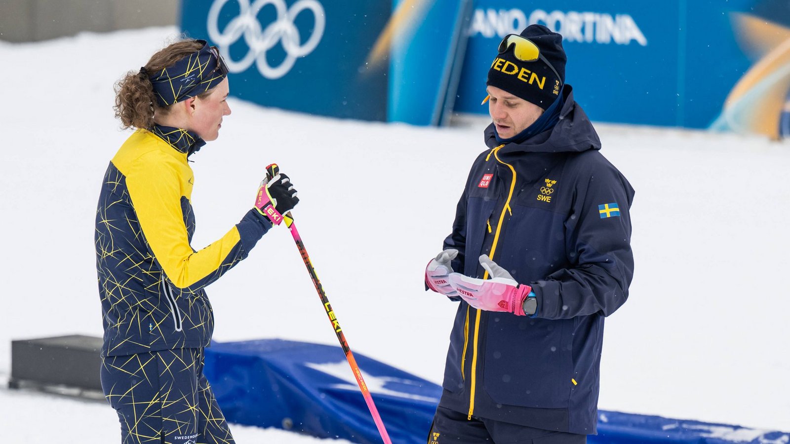 Die schwedische Biathletin Hanna Öberg hört Cheftrainer Johannes Lukas zu.Foto: imago/Bildbyran Die schwedische Biathletin Hanna Öberg hört Cheftrainer Johannes Lukas zu.Foto: imago/Bildbyran
